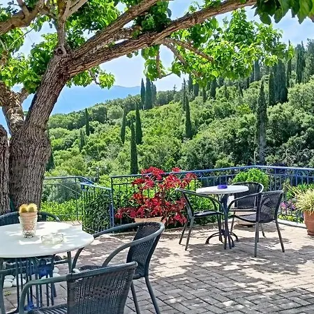 Kaminakia Apartments-adults Only -walk Into A Tranquil Oasis Where Peace & Quiet Are Woven Into Every Breath -nestled Within A Serene Evergreen Cypress Forest, Each Opens Wide To The Endless Sea And A Sunbathed Pool Awaits To Soothe Your Se פיסקרדו