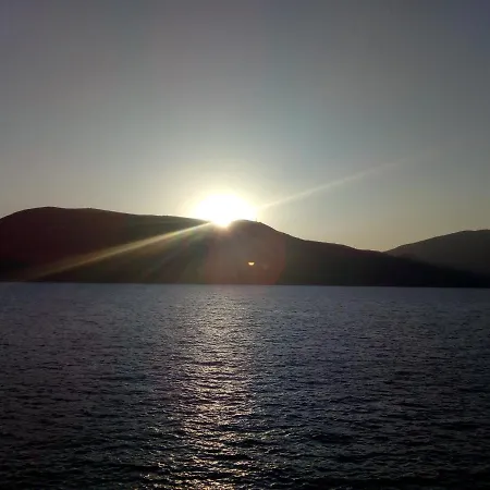 Kaminakia Apartments-adults Only -walk Into A Tranquil Oasis Where Peace & Quiet Are Woven Into Every Breath -nestled Within A Serene Evergreen Cypress Forest, Each Opens Wide To The Endless Sea And A Sunbathed Pool Awaits To Soothe Your Se Апартаменты