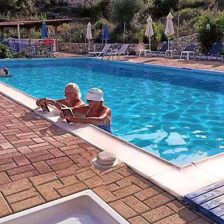 Kaminakia Apartments-adults Only -walk Into A Tranquil Oasis Where Peace & Quiet Are Woven Into Every Breath -nestled Within A Serene Evergreen Cypress Forest, Each Opens Wide To The Endless Sea And A Sunbathed Pool Awaits To Soothe Your Se * Фискардон